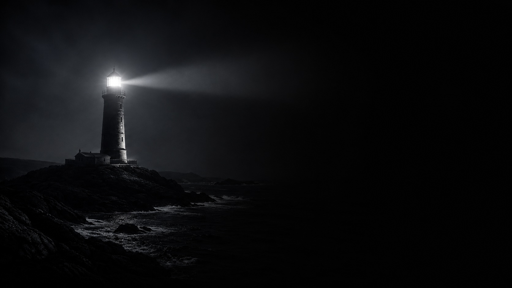 En fyr som lyser över havet i mörkret